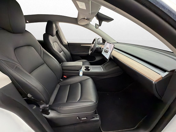 Tesla Model Y 11 of 30