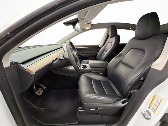 Tesla Model Y 13 of 30