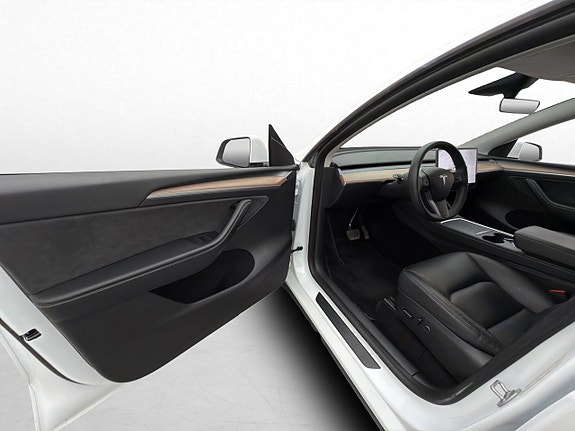 Tesla Model Y 22 of 30