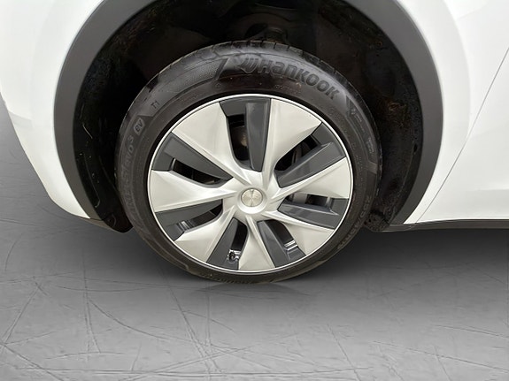 Tesla Model Y 28 of 30