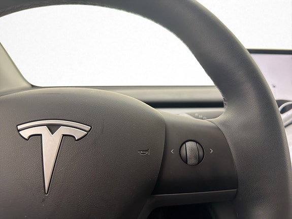 Tesla Model Y 21 of 30