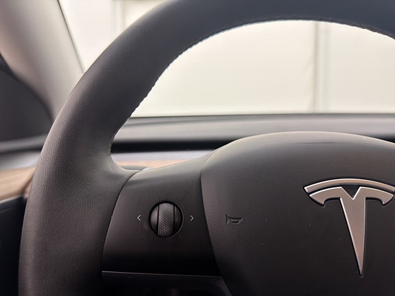 Tesla Model Y 20 of 30