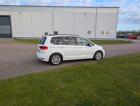 Volkswagen Touran 3 of 5