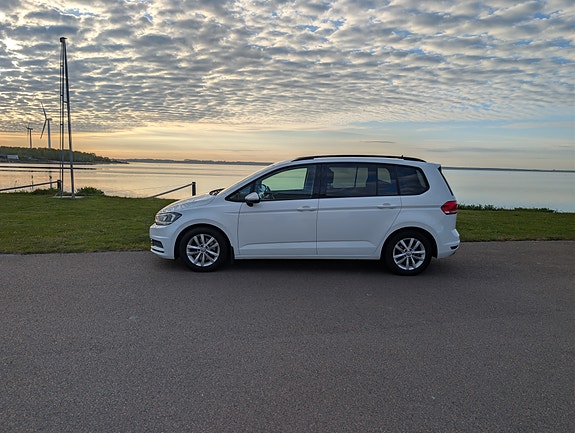Volkswagen Touran 2 of 5