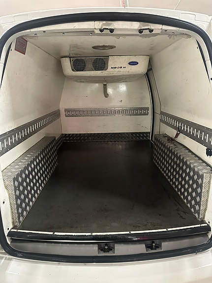 Volkswagen Caddy Maxi 2 of 5