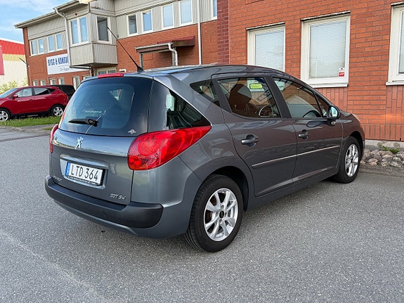 Peugeot 207 SW 15 of 17