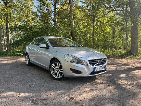 Volvo S60 2 of 5