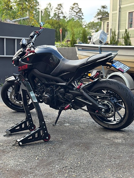 Yamaha MT-09 3 of 6