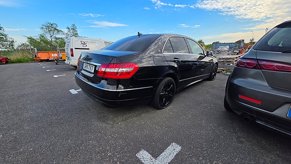 Mercedes-Benz E220 2 of 5