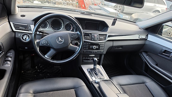 Mercedes-Benz E220 3 of 5