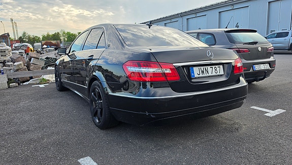 Mercedes-Benz E220 4 of 5