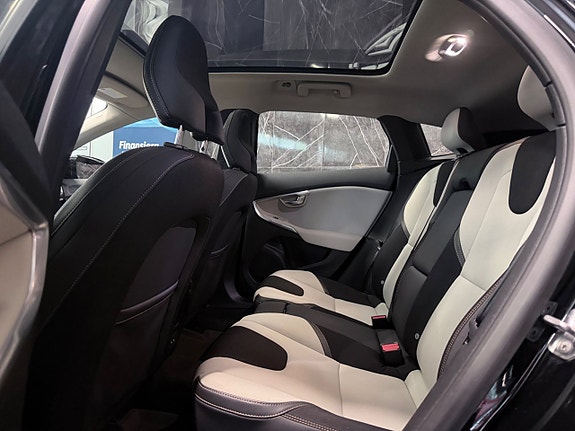 Volvo V40 Cross Country 14 of 26
