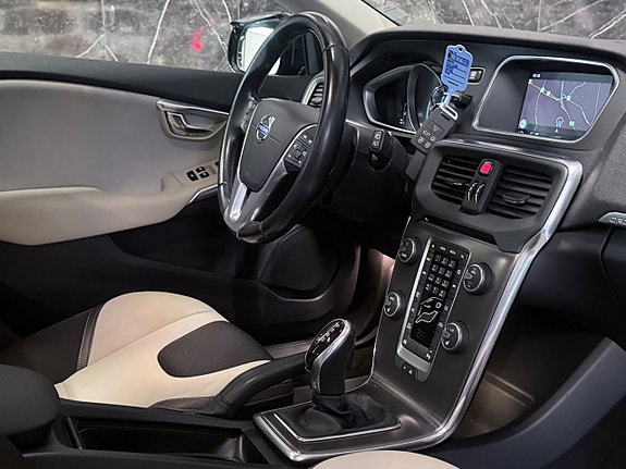 Volvo V40 Cross Country 20 of 26
