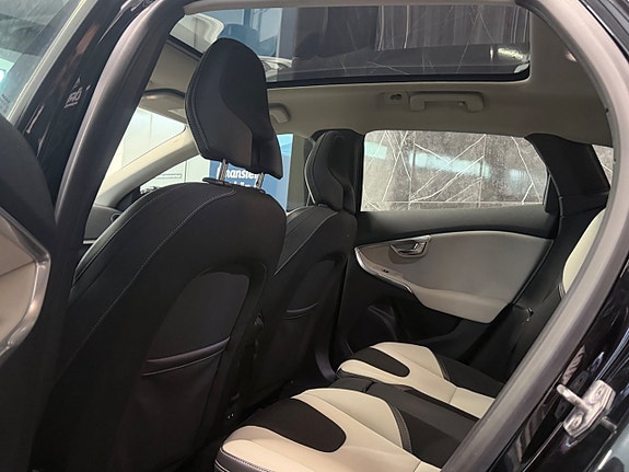 Volvo V40 Cross Country 15 of 26