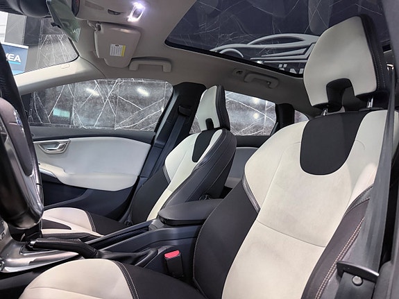 Volvo V40 Cross Country 13 of 26