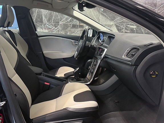 Volvo V40 Cross Country 16 of 26