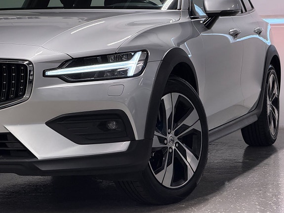 Volvo V60 Cross Country 7 of 25