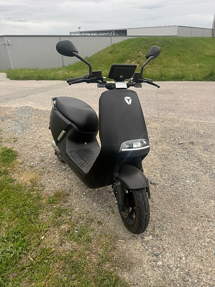 Yadea G5 2 of 5