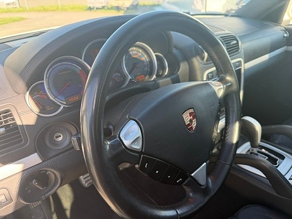 Porsche Cayenne GTS 9 of 12