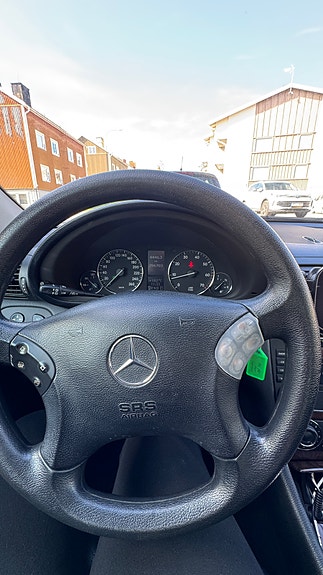 Mercedes-Benz C180 4 of 5
