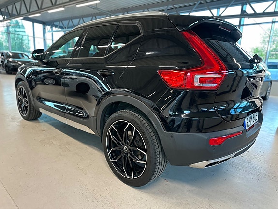Volvo XC40 4 of 5