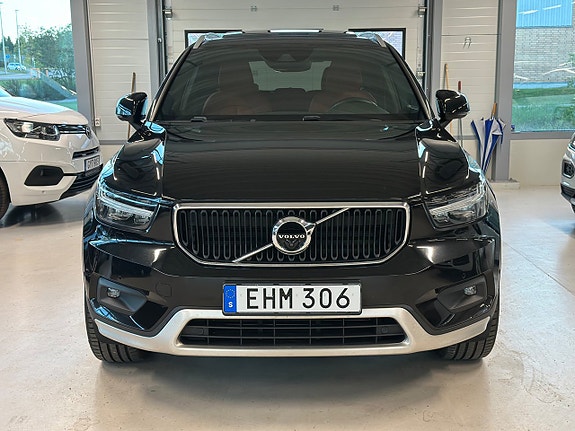 Volvo XC40 2 of 5