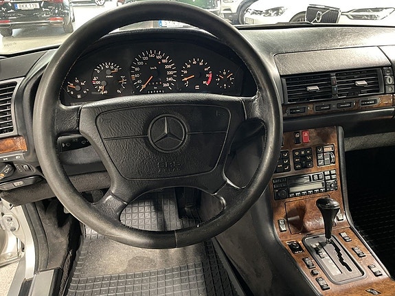 Mercedes-Benz 300 SE 7 of 9