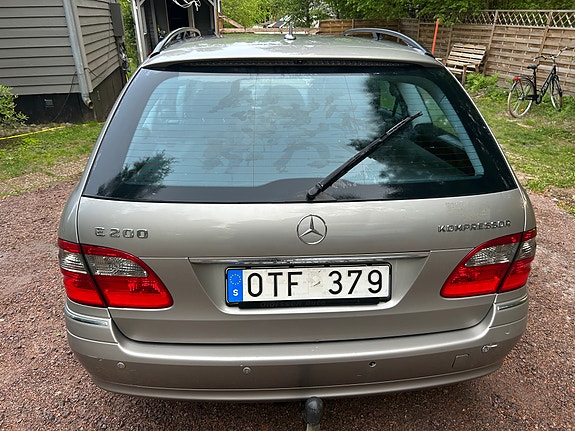 Mercedes-Benz E200 3 of 5