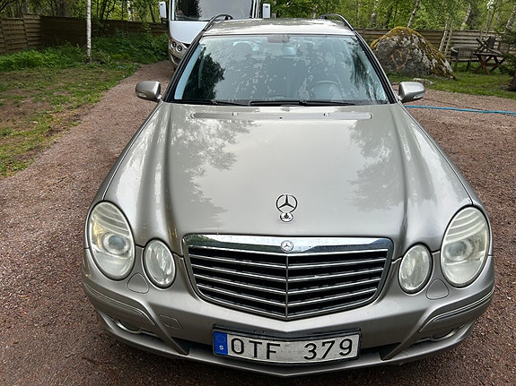 Mercedes-Benz E200 2 of 5