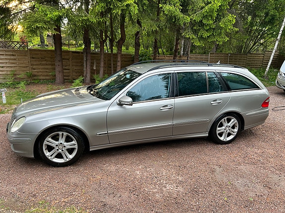 Mercedes-Benz E200 4 of 5