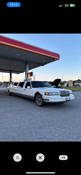 Lincoln Town Car 2 of 5