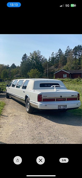 Lincoln Town Car 3 of 5