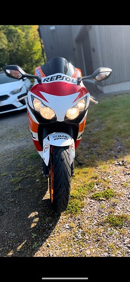 Honda CBR1000RR 2 of 5