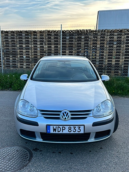 Volkswagen Golf V 2 of 11