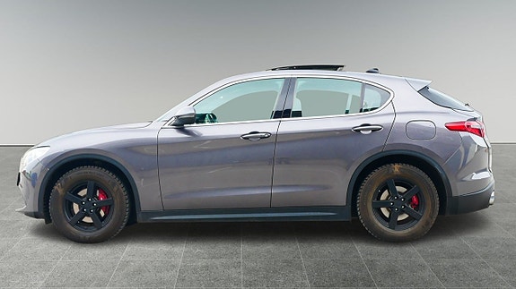 Alfa Romeo Stelvio 2 of 5