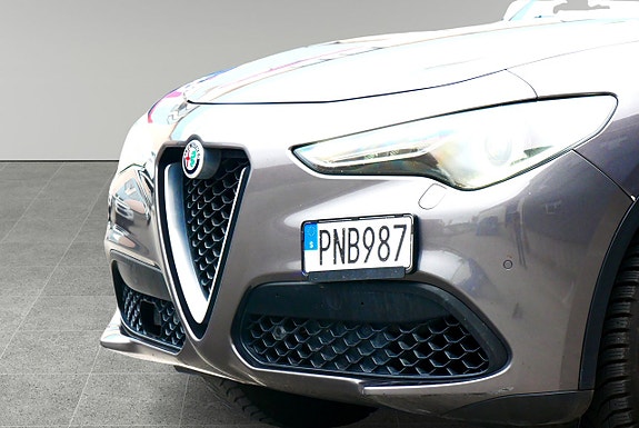 Alfa Romeo Stelvio 3 of 5