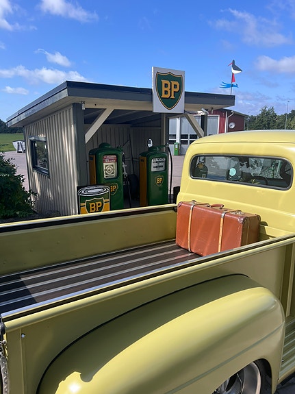Ford F-100 3 of 5