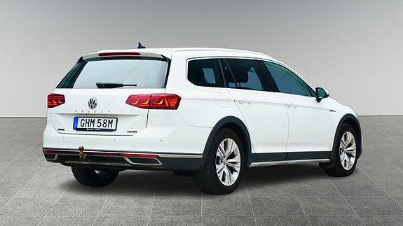 Volkswagen Passat Alltrack 3 of 5
