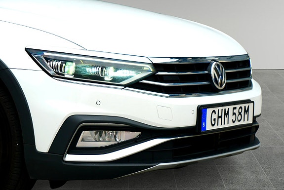 Volkswagen Passat Alltrack 2 of 5