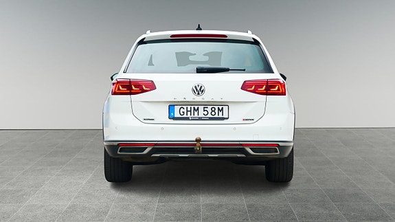 Volkswagen Passat Alltrack 8 of 16