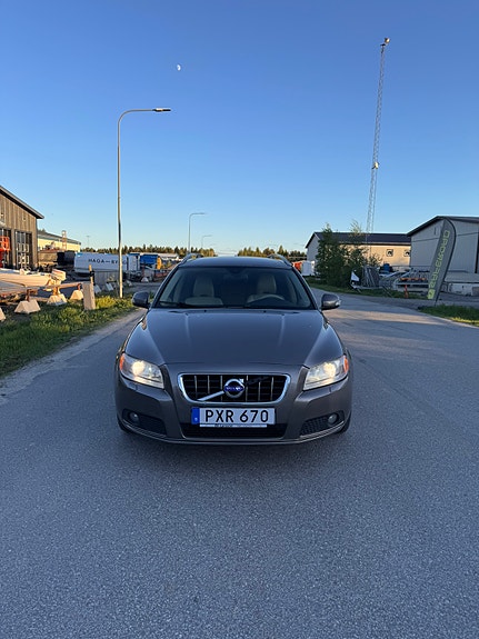 Volvo V70 3 of 5
