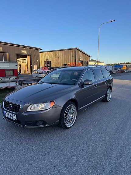Volvo V70 2 of 5