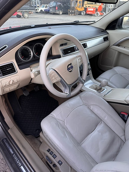 Volvo V70 6 of 14