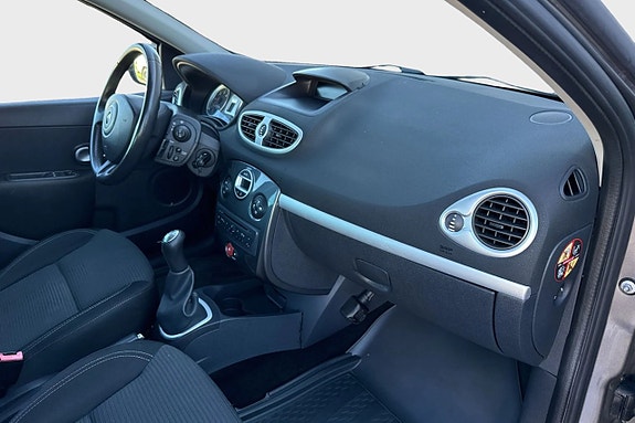 Renault Clio 14 of 30