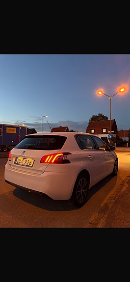 Peugeot 308 2 of 5