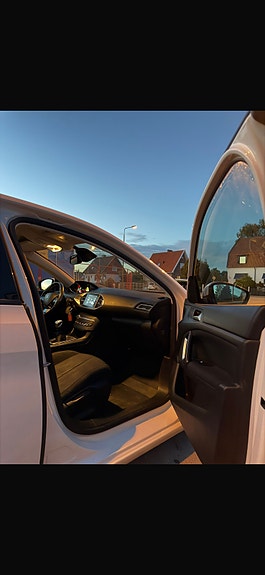 Peugeot 308 7 of 9