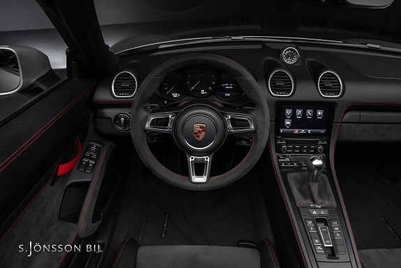 Porsche 718 Spyder 27 of 28