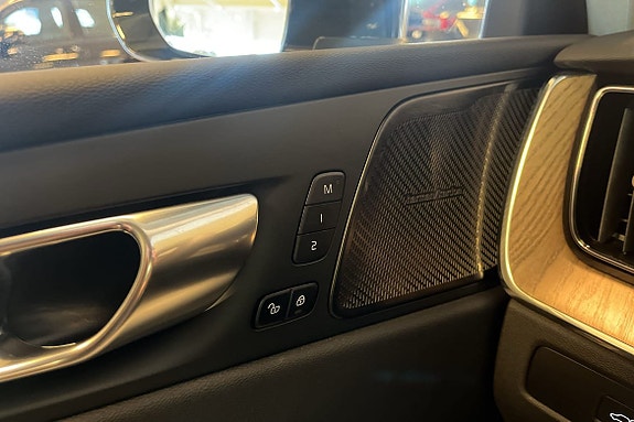 Volvo XC60 12 of 17