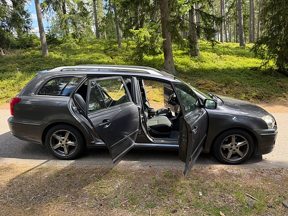 Toyota Avensis 2 of 5
