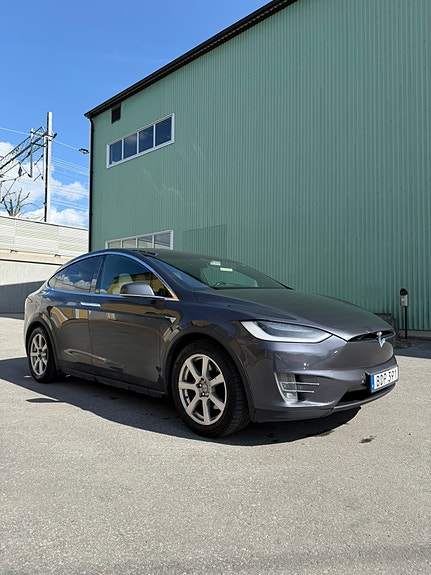 Tesla Model X 5 of 12